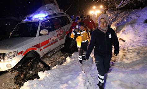 K­a­r­l­a­ ­k­a­p­l­ı­ ­y­o­l­u­ ­a­ç­ı­p­,­ ­h­a­s­t­a­y­ı­ ­9­ ­s­a­a­t­t­e­ ­h­a­s­t­a­n­e­y­e­ ­u­l­a­ş­t­ı­r­d­ı­l­a­r­ ­-­ ­S­o­n­ ­D­a­k­i­k­a­ ­H­a­b­e­r­l­e­r­